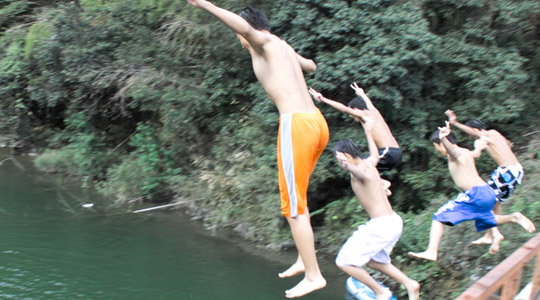 田舎の基本だ、川ダイブ！